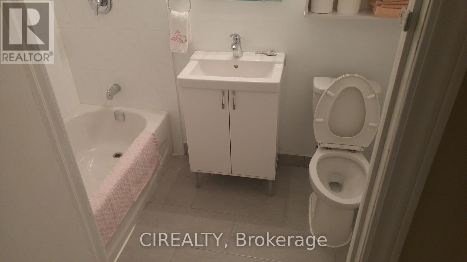 Lower - 31 Bailey Crescent, Aurora, ON - Indoor Photo Showing Bathroom