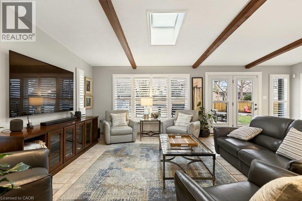 29 Woodside Drive, Hamilton, ON - Indoor Photo Showing Living Room