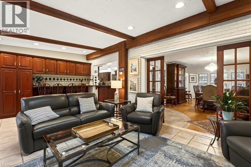 29 Woodside Drive, Hamilton, ON - Indoor Photo Showing Living Room