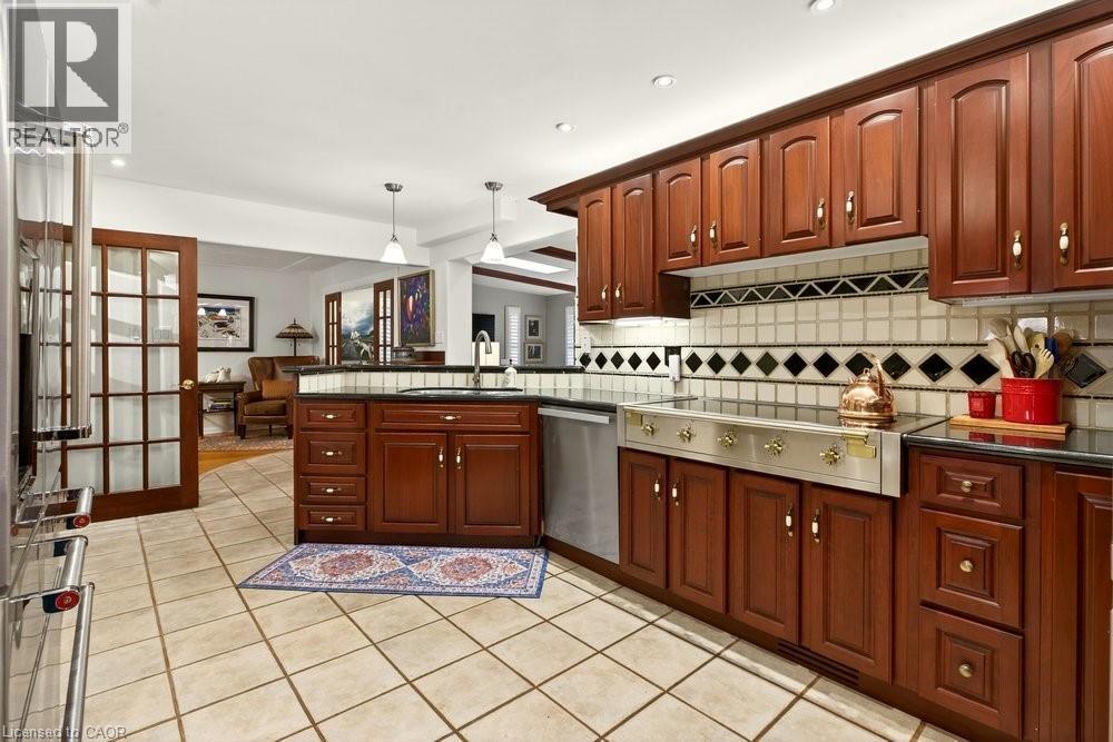 29 Woodside Drive, Hamilton, ON - Indoor Photo Showing Kitchen