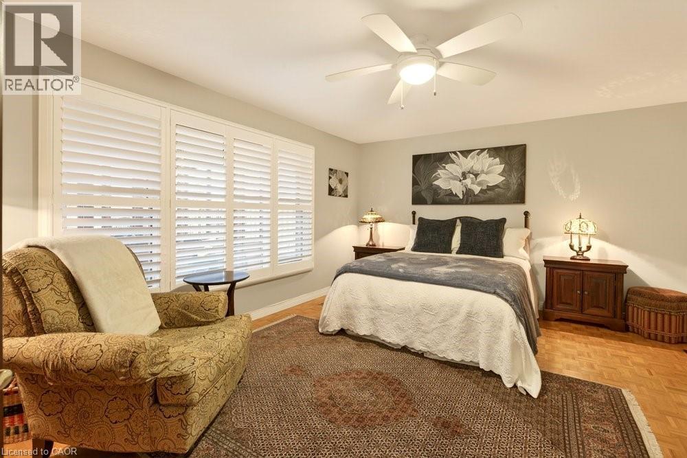 Main level bedroom w/ dbl closet in West wing - 29 Woodside Drive, Hamilton, ON - Indoor Photo Showing Bedroom