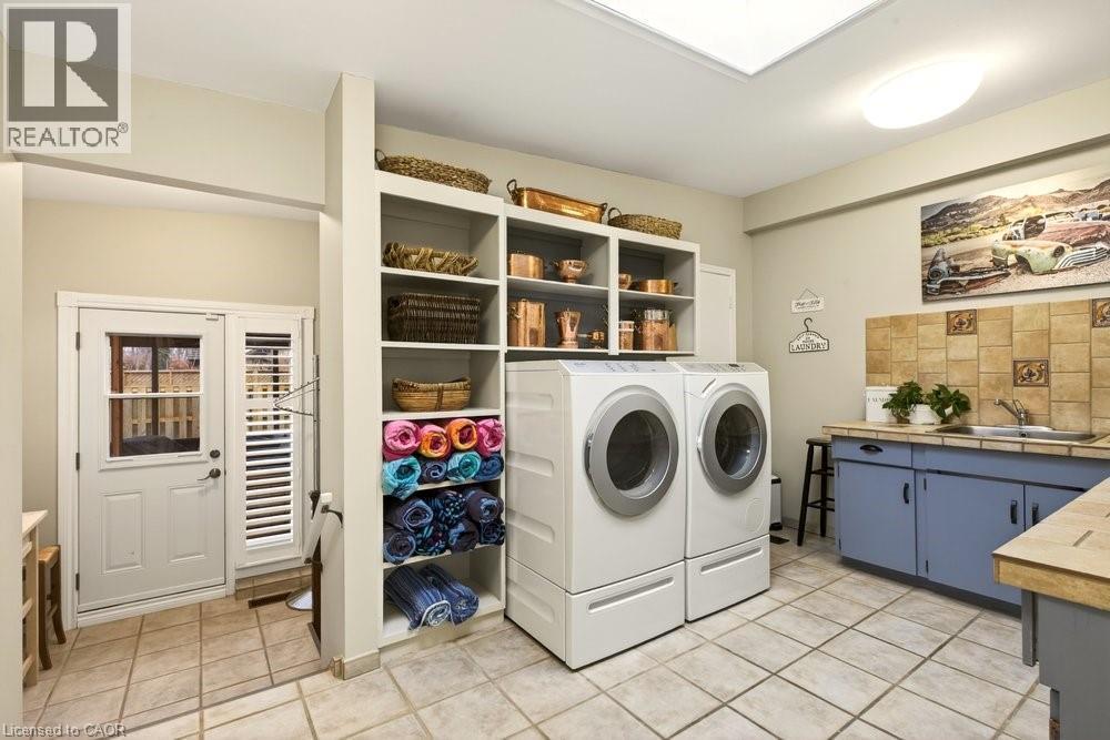 29 Woodside Drive, Hamilton, ON - Indoor Photo Showing Laundry Room
