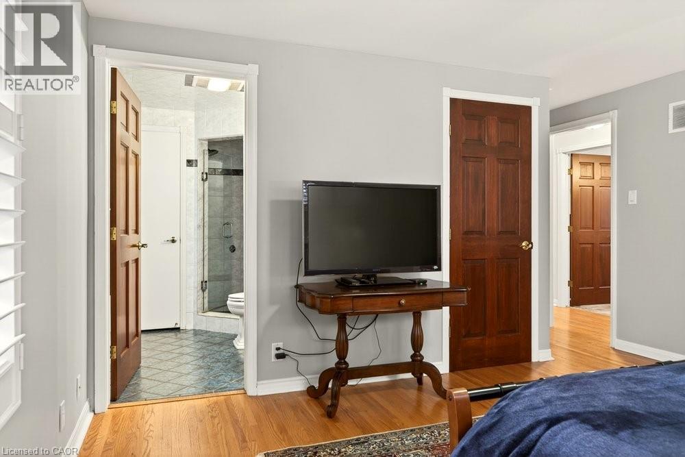 Door to walk in closet and view of ensuite - 29 Woodside Drive, Hamilton, ON - Indoor