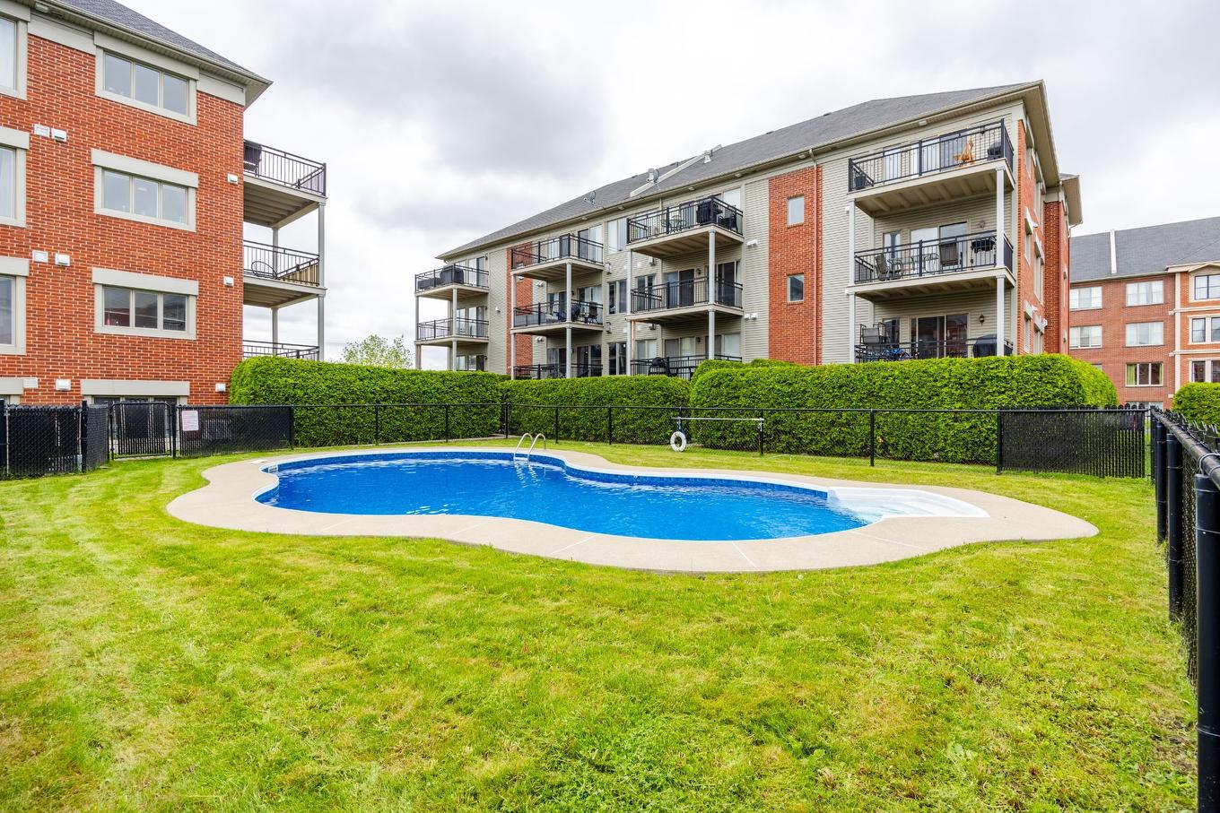 Piscine - 3-4595 Ch. Des Prairies, Brossard, QC - Outdoor With In Ground Pool With Backyard