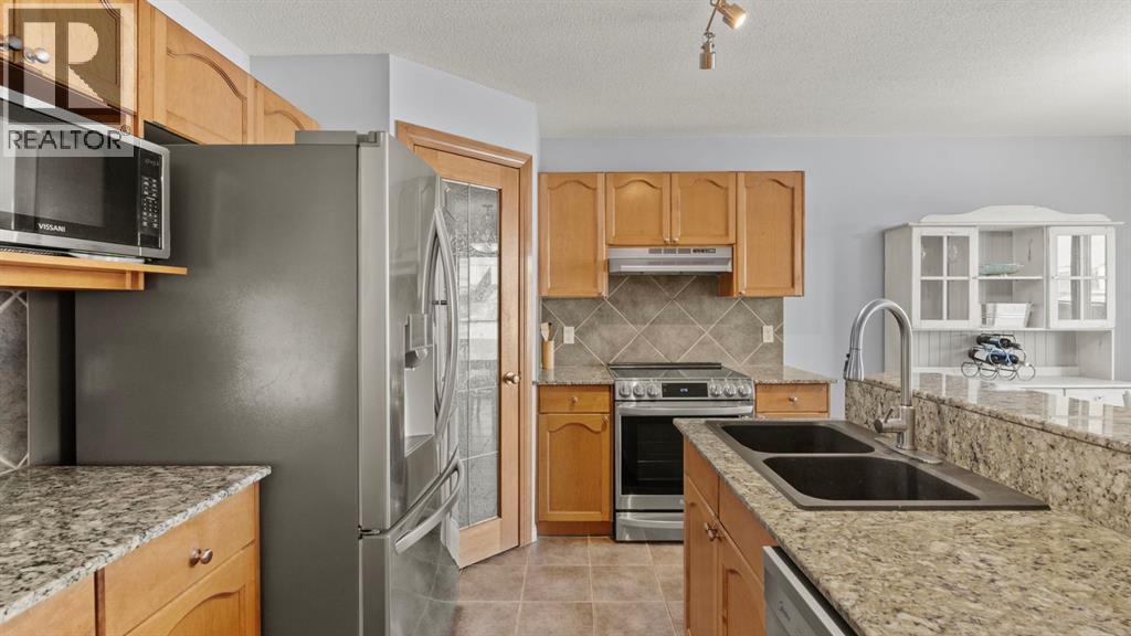158 Covemeadow Road Ne, Calgary, AB - Indoor Photo Showing Kitchen With Double Sink