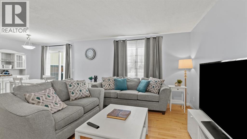 158 Covemeadow Road Ne, Calgary, AB - Indoor Photo Showing Living Room