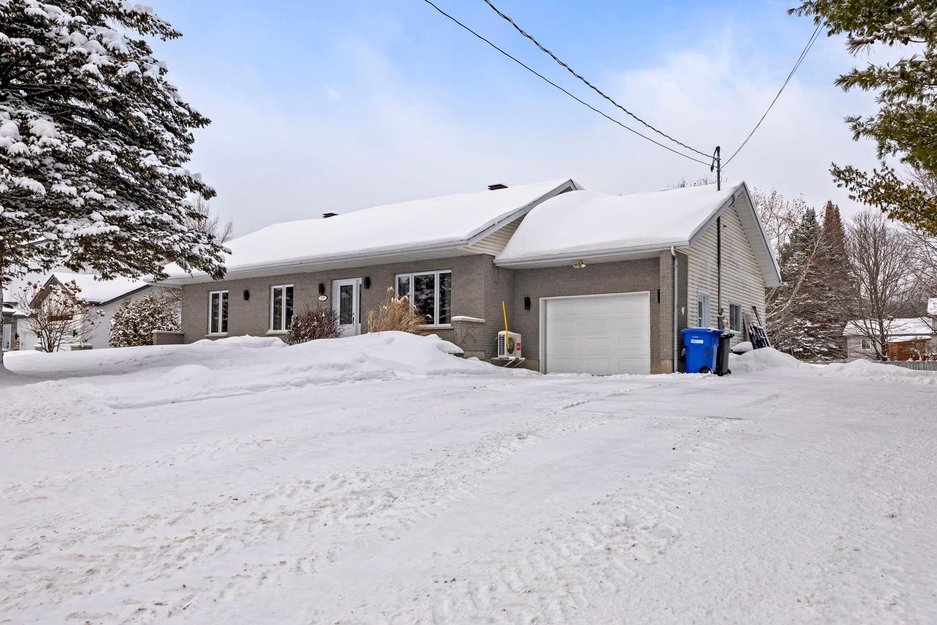 Frontage - 2105 Ch. Ste-Élisabeth, Saint-Lazare, QC - Outdoor