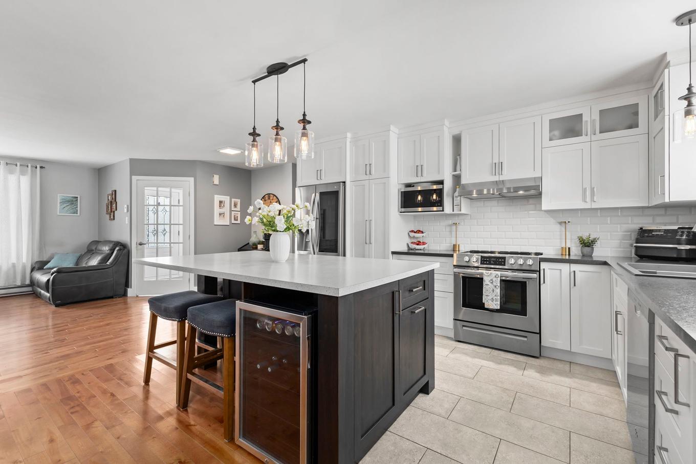 Kitchen - 2105 Ch. Ste-Élisabeth, Saint-Lazare, QC - Indoor Photo Showing Kitchen With Upgraded Kitchen