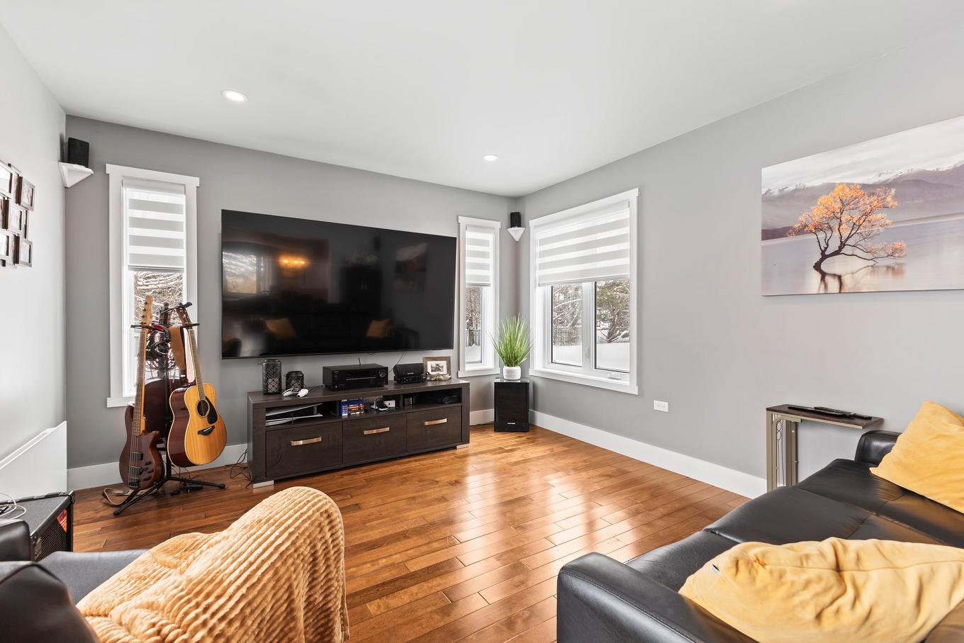Family room - 2105 Ch. Ste-Élisabeth, Saint-Lazare, QC - Indoor Photo Showing Living Room