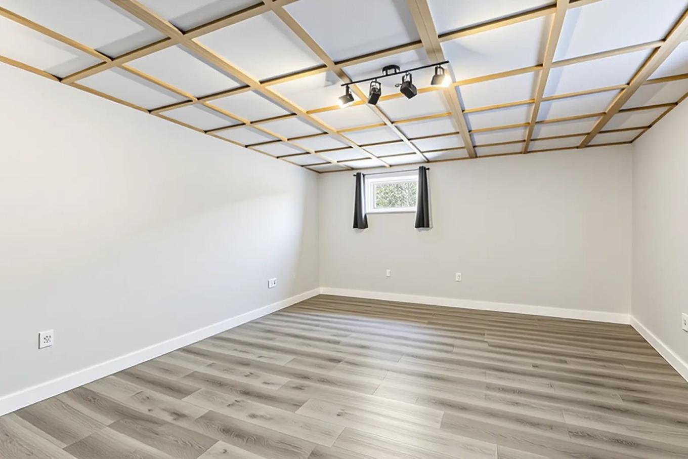 Office - 2105 Ch. Ste-Élisabeth, Saint-Lazare, QC - Indoor Photo Showing Other Room