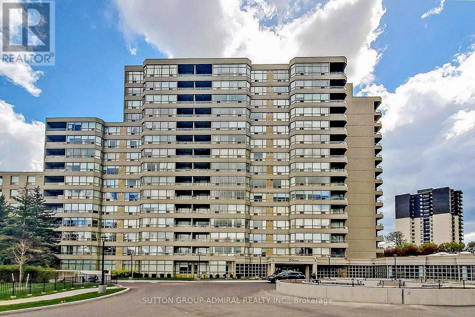 512 - 11 Townsgate Drive, Vaughan, ON - Outdoor With Balcony With Facade