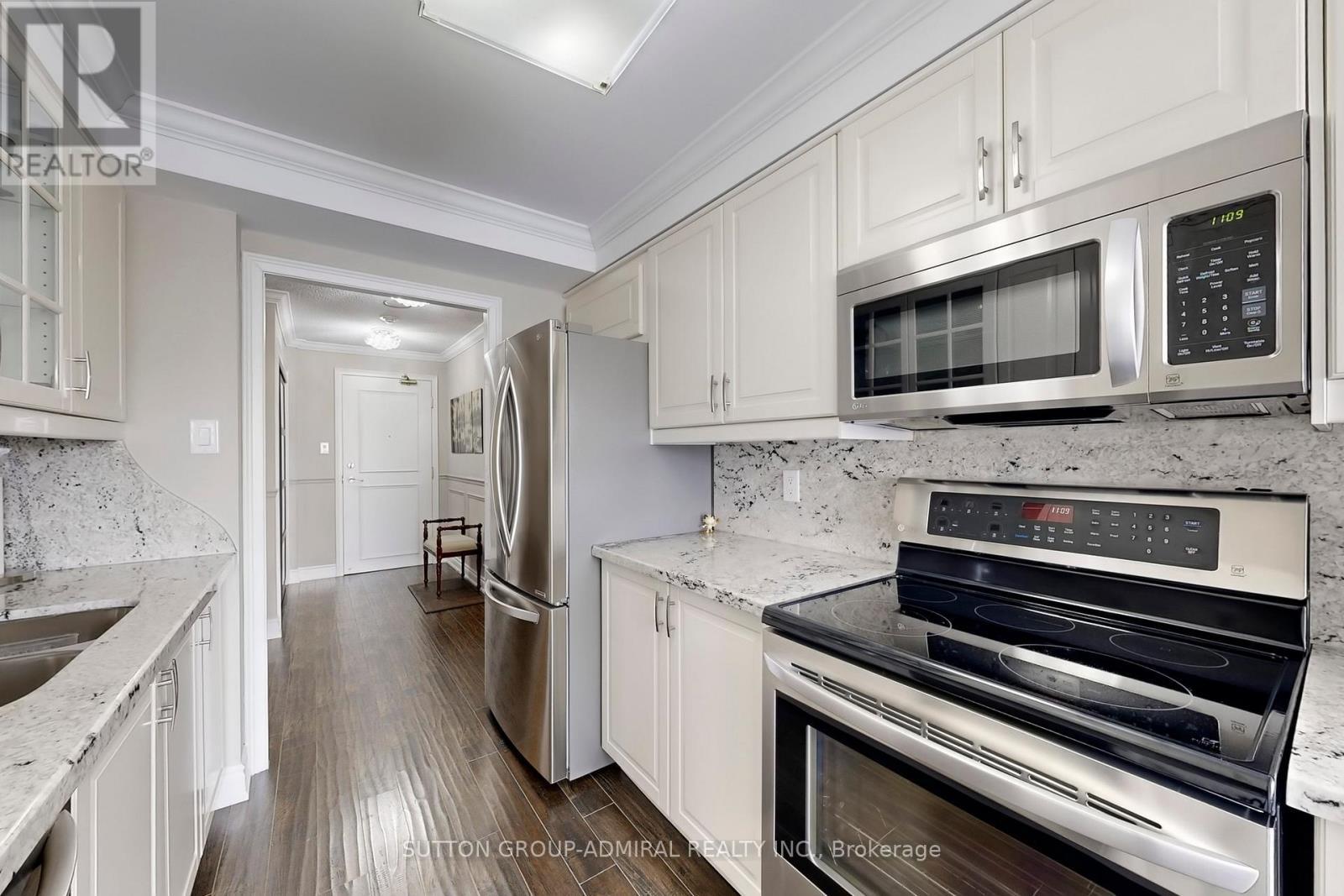 512 - 11 Townsgate Drive, Vaughan, ON - Indoor Photo Showing Kitchen With Stainless Steel Kitchen