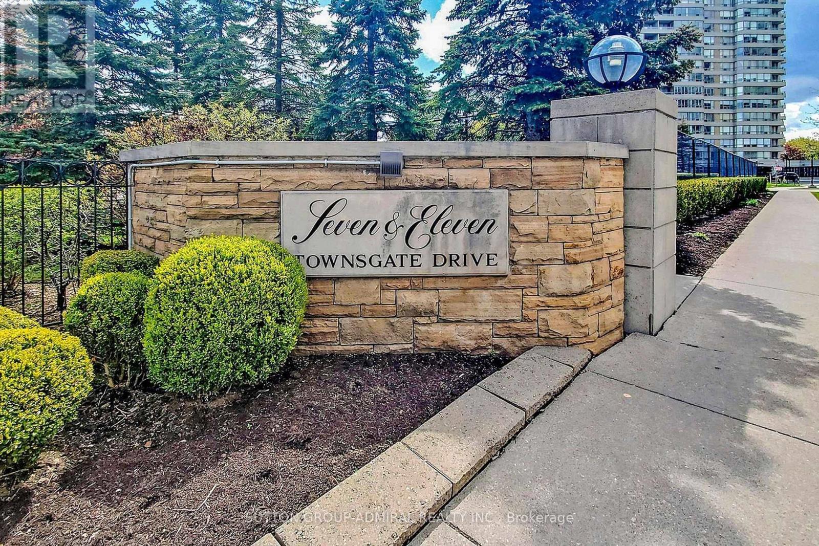 512 - 11 Townsgate Drive, Vaughan, ON - Outdoor