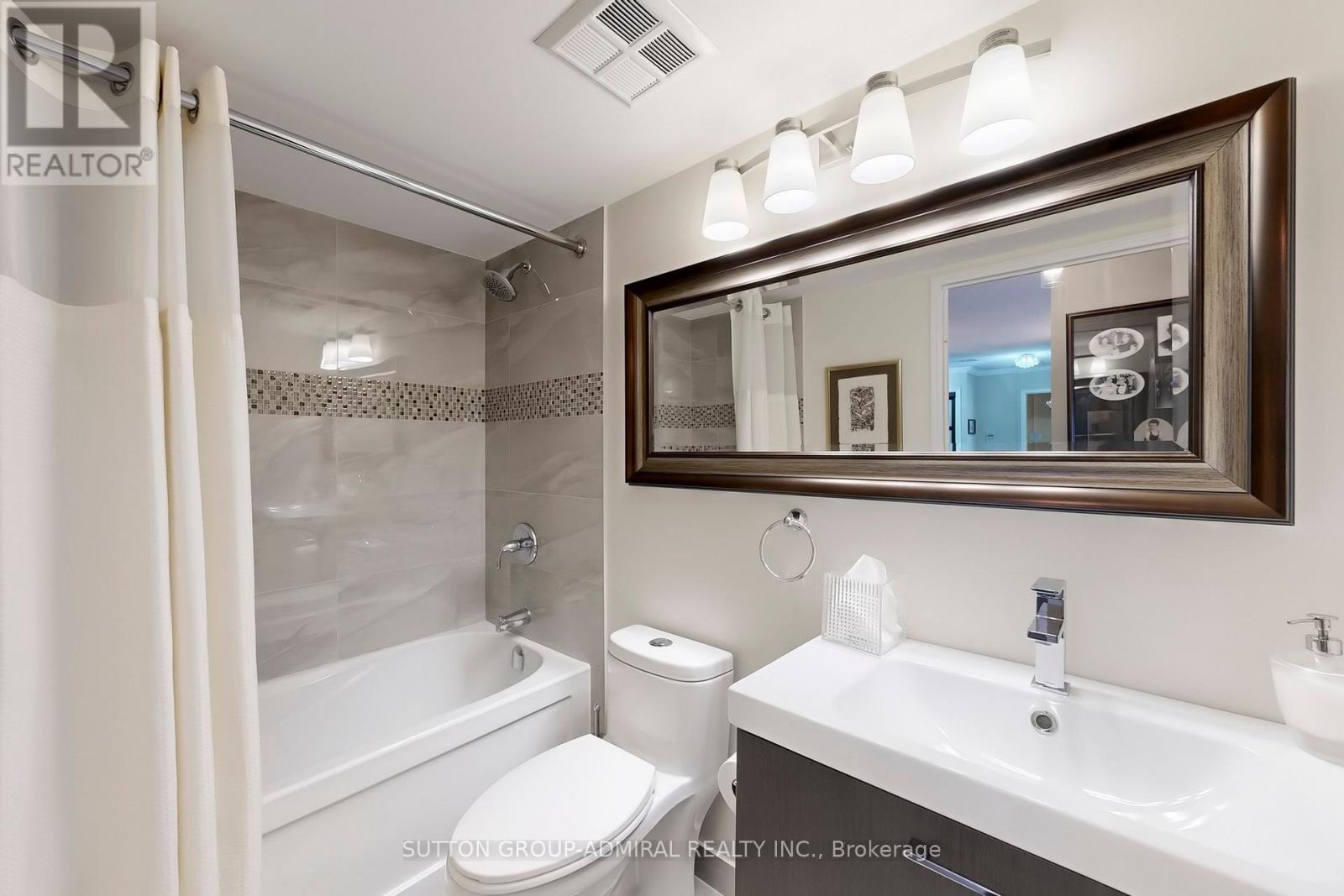 512 - 11 Townsgate Drive, Vaughan, ON - Indoor Photo Showing Bathroom