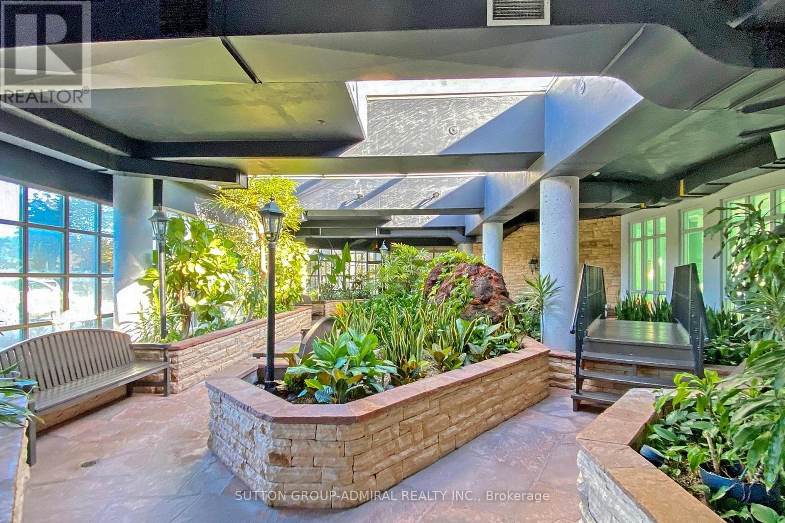 512 - 11 Townsgate Drive, Vaughan, ON - Outdoor