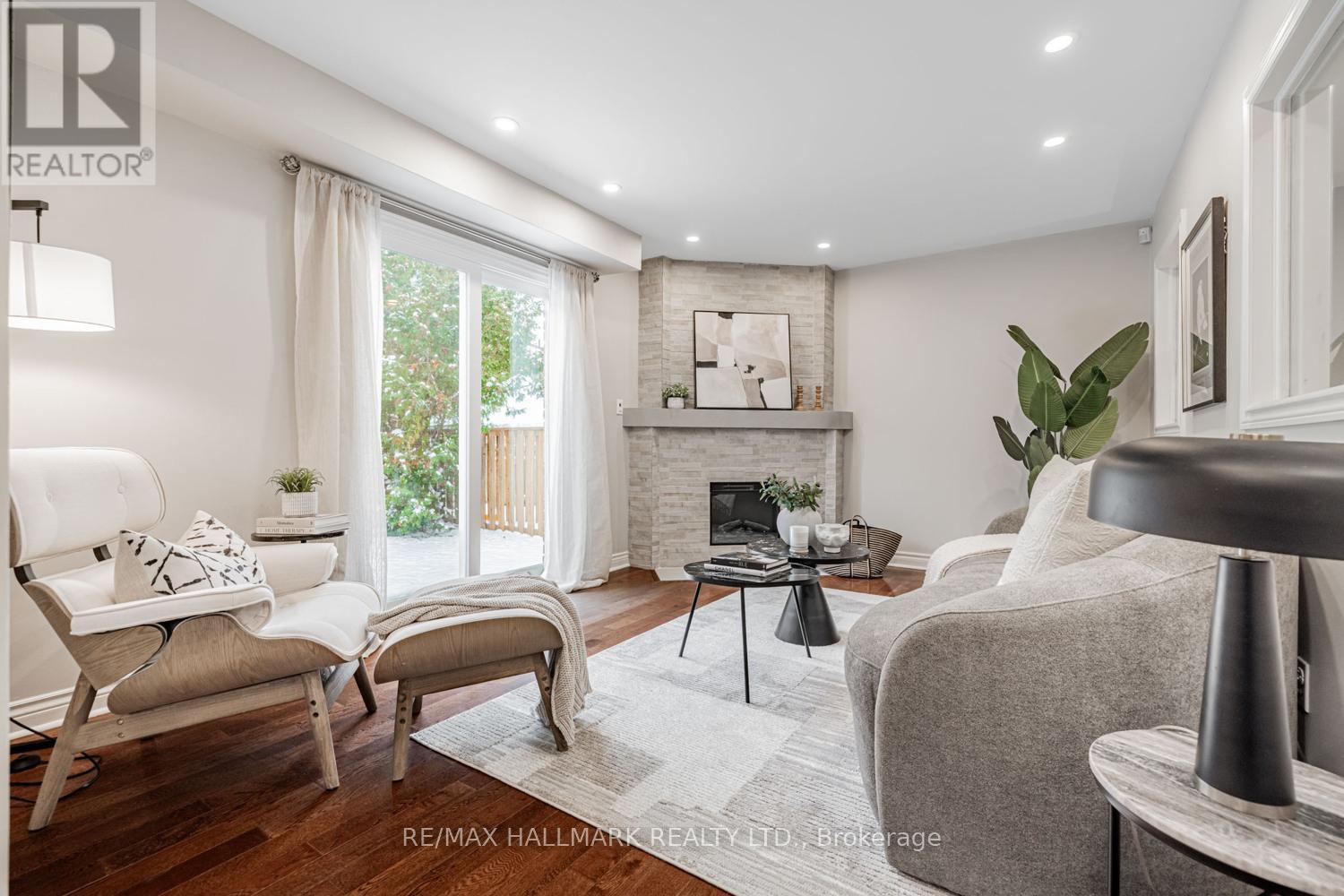 29 Canterbury Court, Richmond Hill, ON - Indoor Photo Showing Living Room With Fireplace