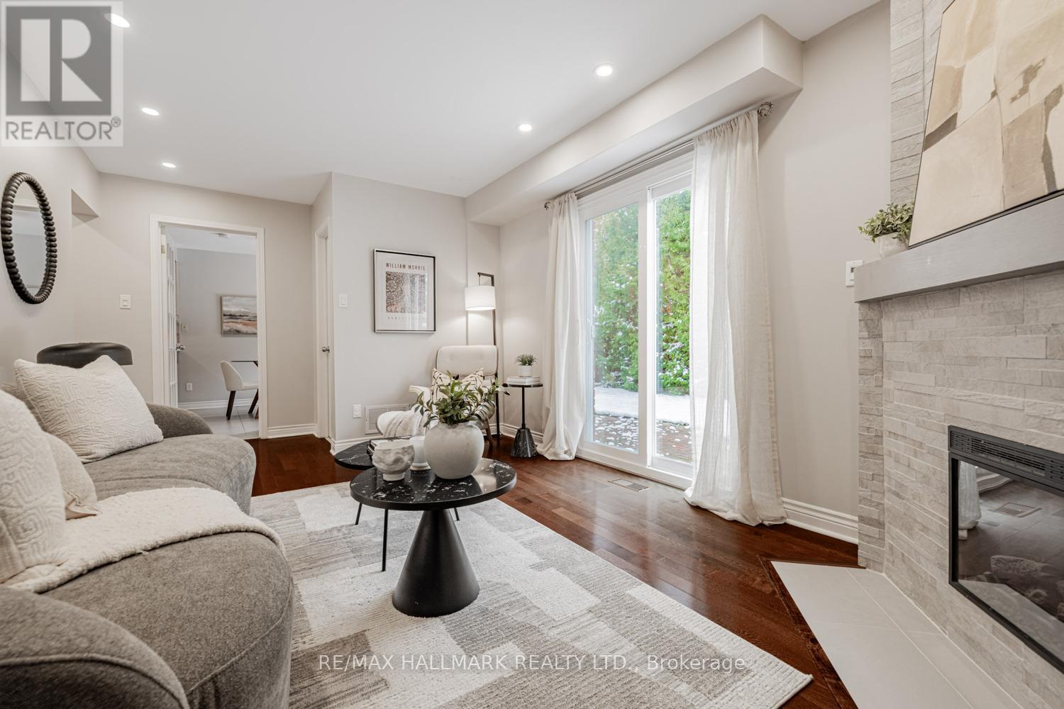 29 Canterbury Court, Richmond Hill, ON - Indoor Photo Showing Living Room With Fireplace