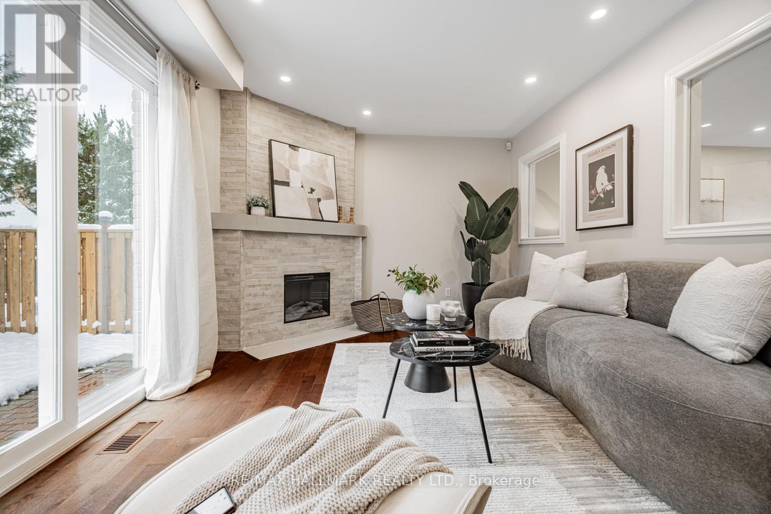 29 Canterbury Court, Richmond Hill, ON - Indoor Photo Showing Living Room With Fireplace