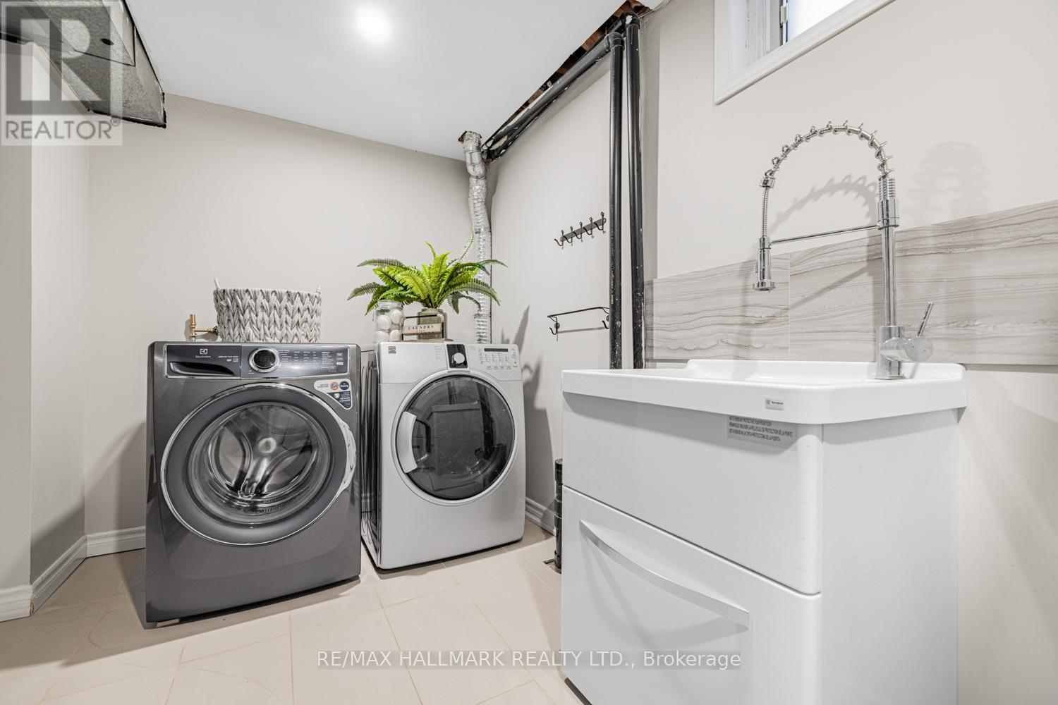 29 Canterbury Court, Richmond Hill, ON - Indoor Photo Showing Laundry Room