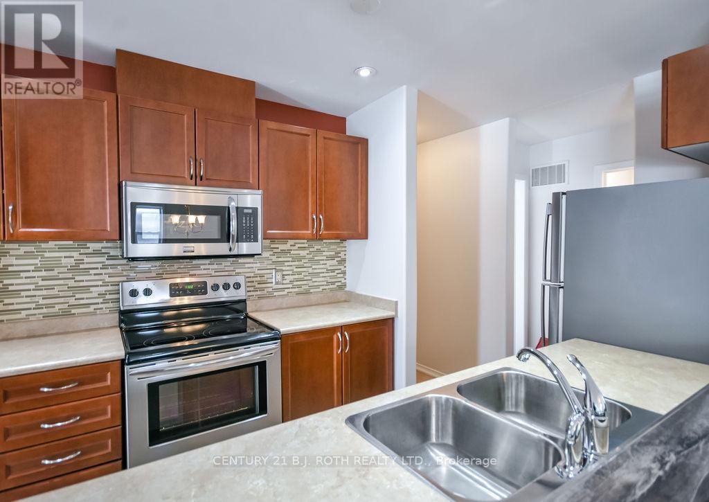 25 - 318 Little Avenue, Barrie, ON - Indoor Photo Showing Kitchen With Double Sink