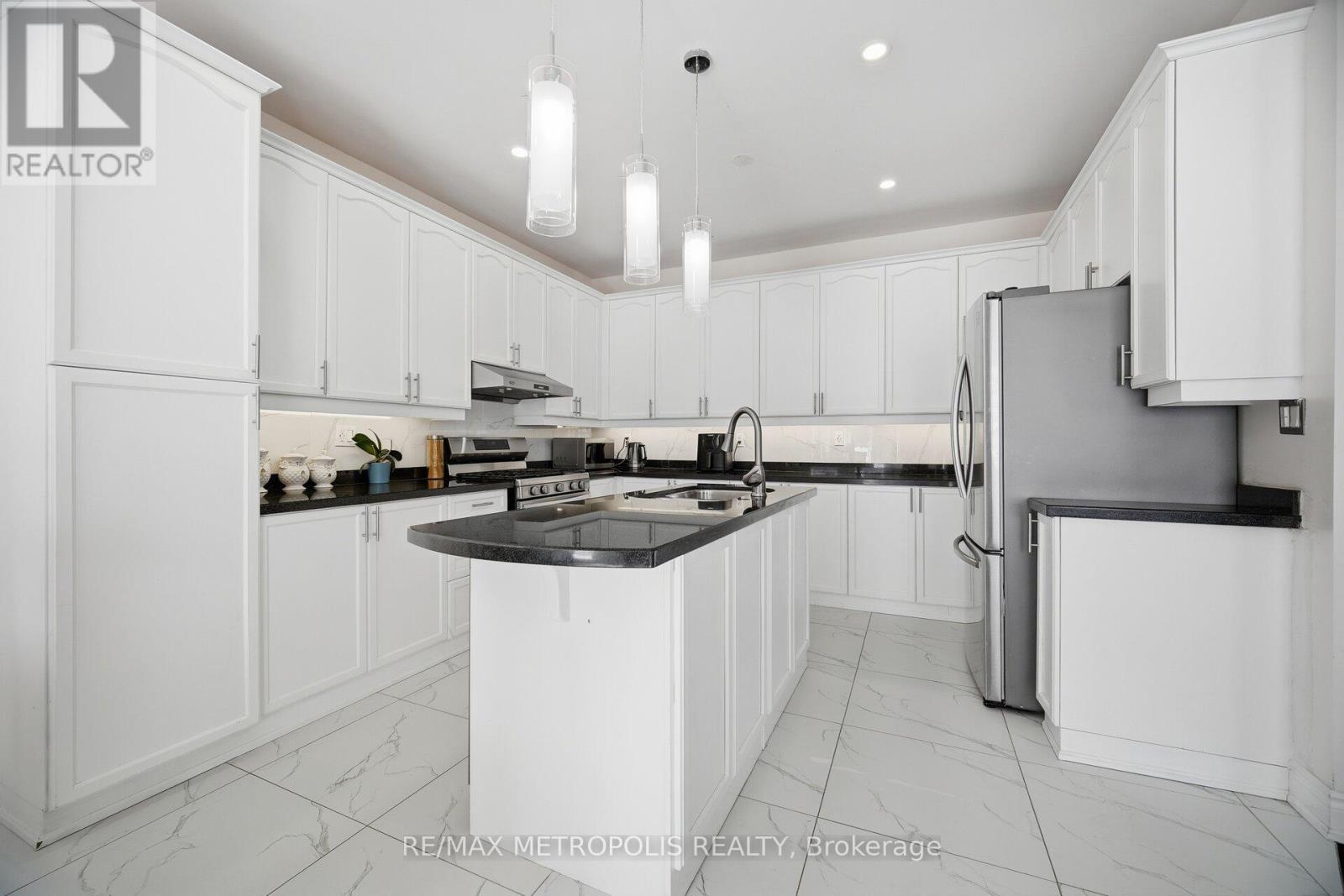 43 El Camino Way, Brampton, ON - Indoor Photo Showing Kitchen With Stainless Steel Kitchen With Double Sink With Upgraded Kitchen