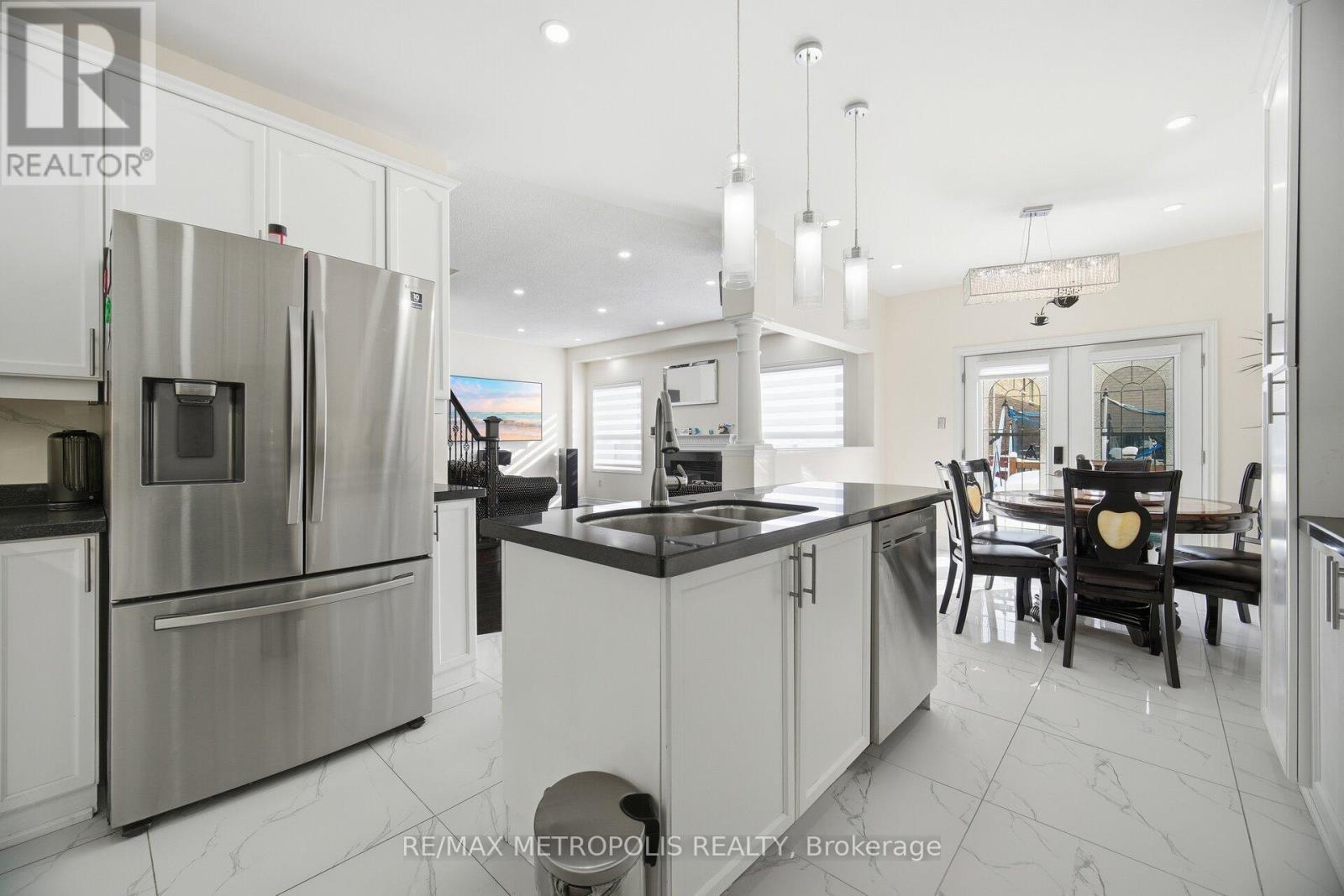 43 El Camino Way, Brampton, ON - Indoor Photo Showing Kitchen With Stainless Steel Kitchen With Double Sink With Upgraded Kitchen