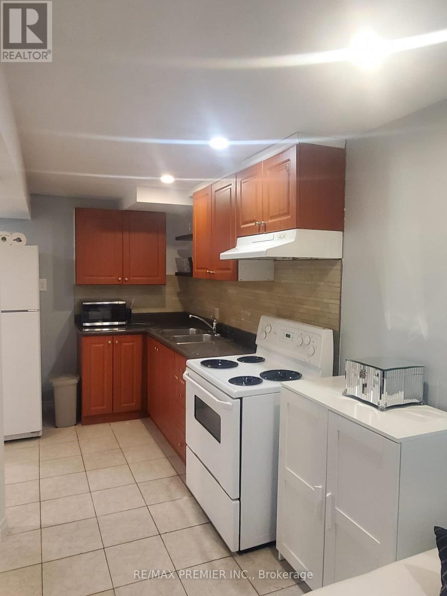 5272 Brookwood Court, Mississauga, ON - Indoor Photo Showing Kitchen