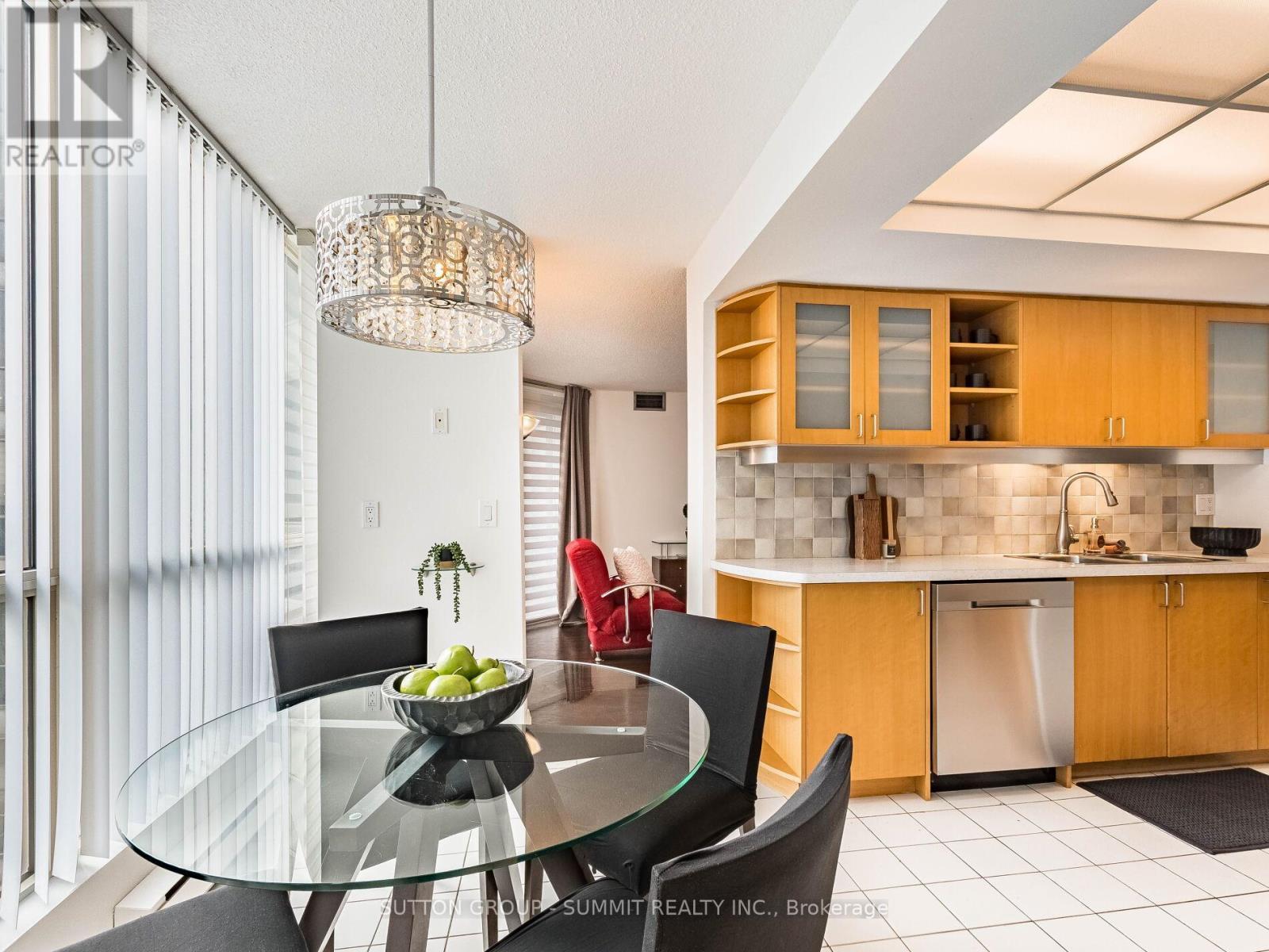 1507 - 55 Kingsbridge Garden Circle, Mississauga, ON - Indoor Photo Showing Dining Room