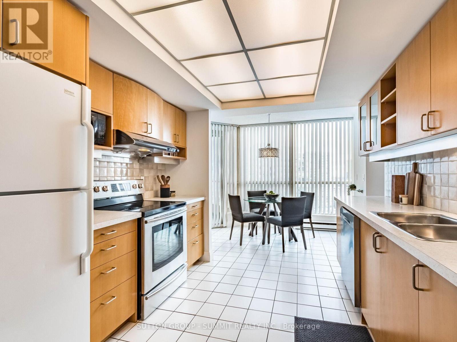 1507 - 55 Kingsbridge Garden Circle, Mississauga, ON - Indoor Photo Showing Kitchen With Double Sink