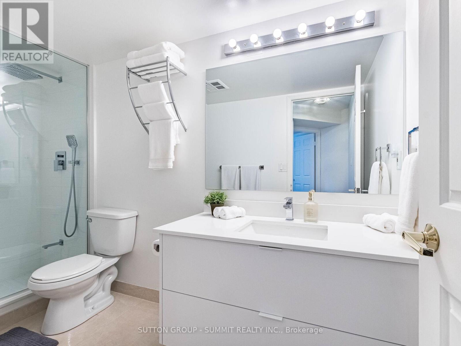 1507 - 55 Kingsbridge Garden Circle, Mississauga, ON - Indoor Photo Showing Bathroom