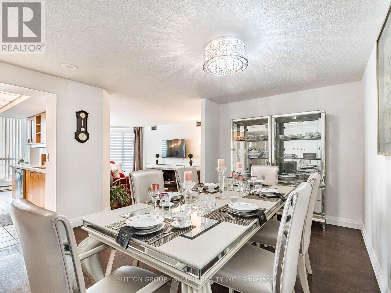 1507 - 55 Kingsbridge Garden Circle, Mississauga, ON - Indoor Photo Showing Dining Room