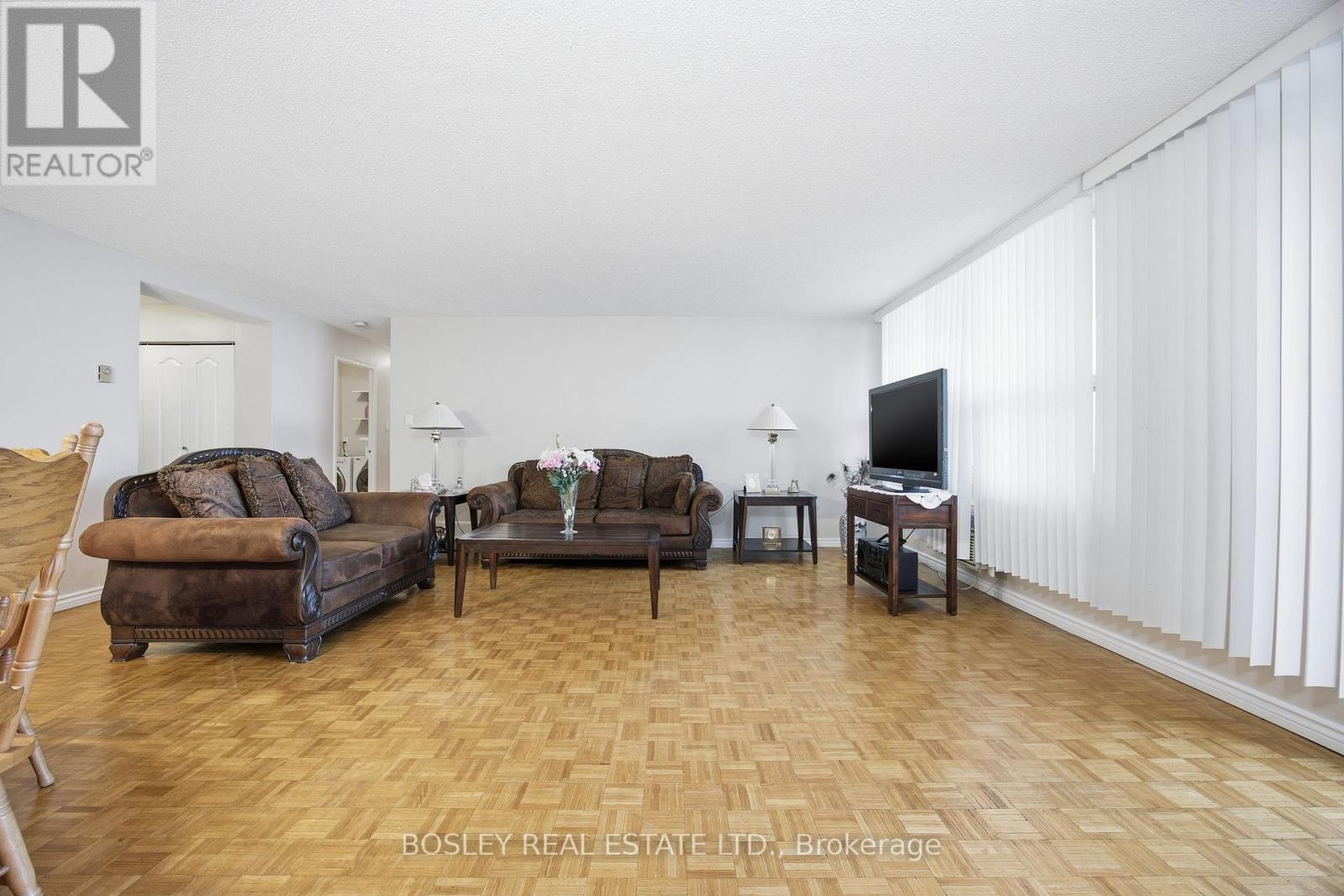 1008 - 511 The West Mall, Toronto, ON - Indoor Photo Showing Living Room