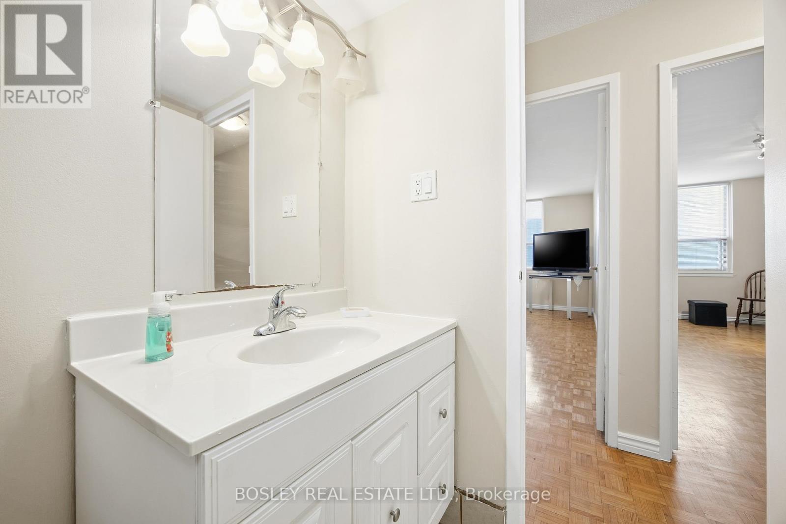 1008 - 511 The West Mall, Toronto, ON - Indoor Photo Showing Bathroom