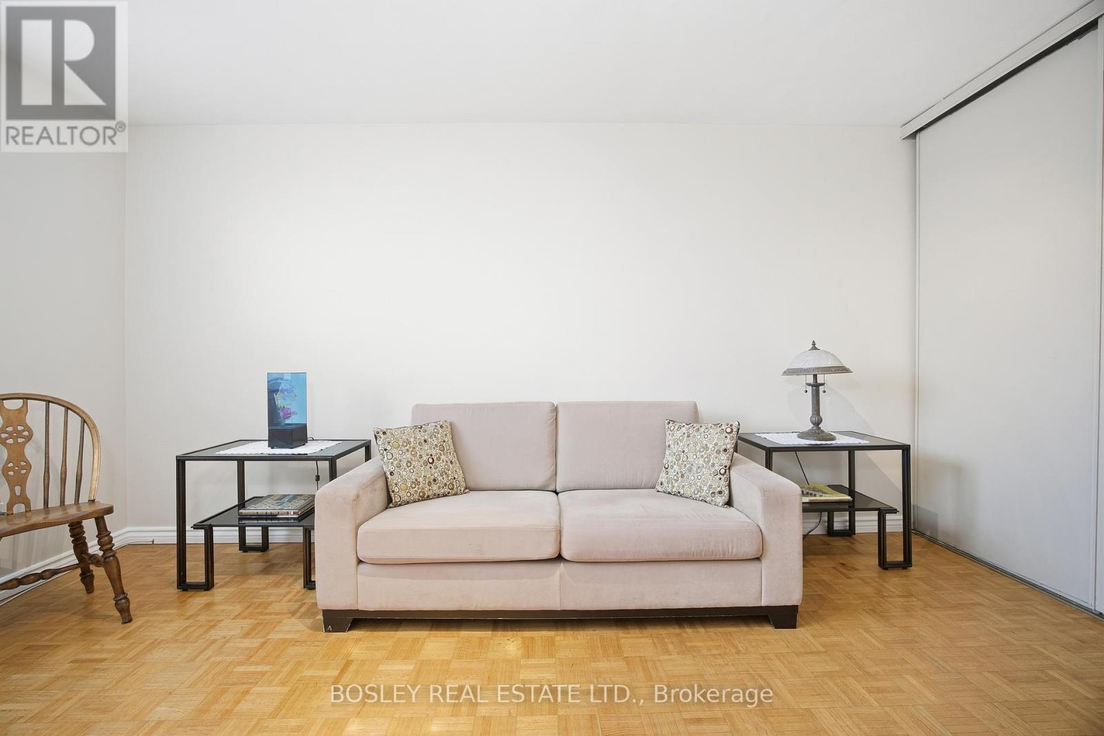 1008 - 511 The West Mall, Toronto, ON - Indoor Photo Showing Living Room