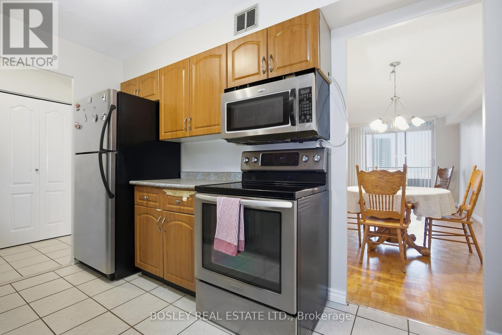 1008 - 511 The West Mall, Toronto, ON - Indoor Photo Showing Kitchen