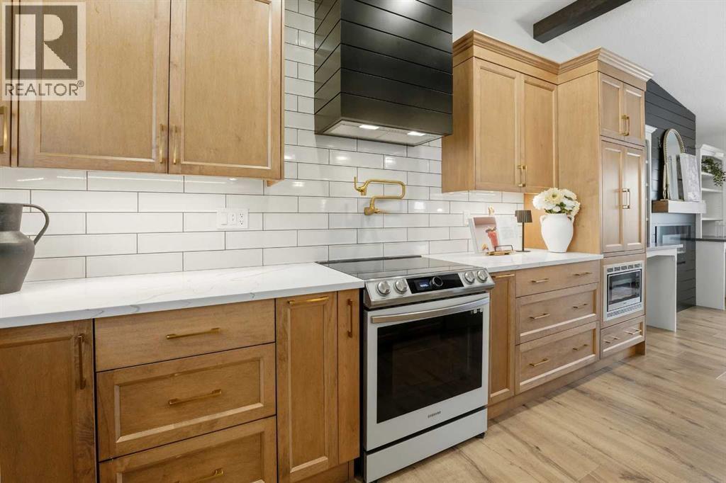 15 26534 Township Road 384, Rural Red Deer County, AB - Indoor Photo Showing Kitchen With Upgraded Kitchen