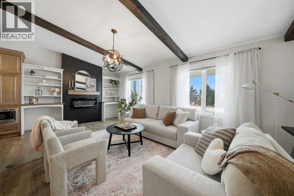 15 26534 Township Road 384, Rural Red Deer County, AB - Indoor Photo Showing Living Room