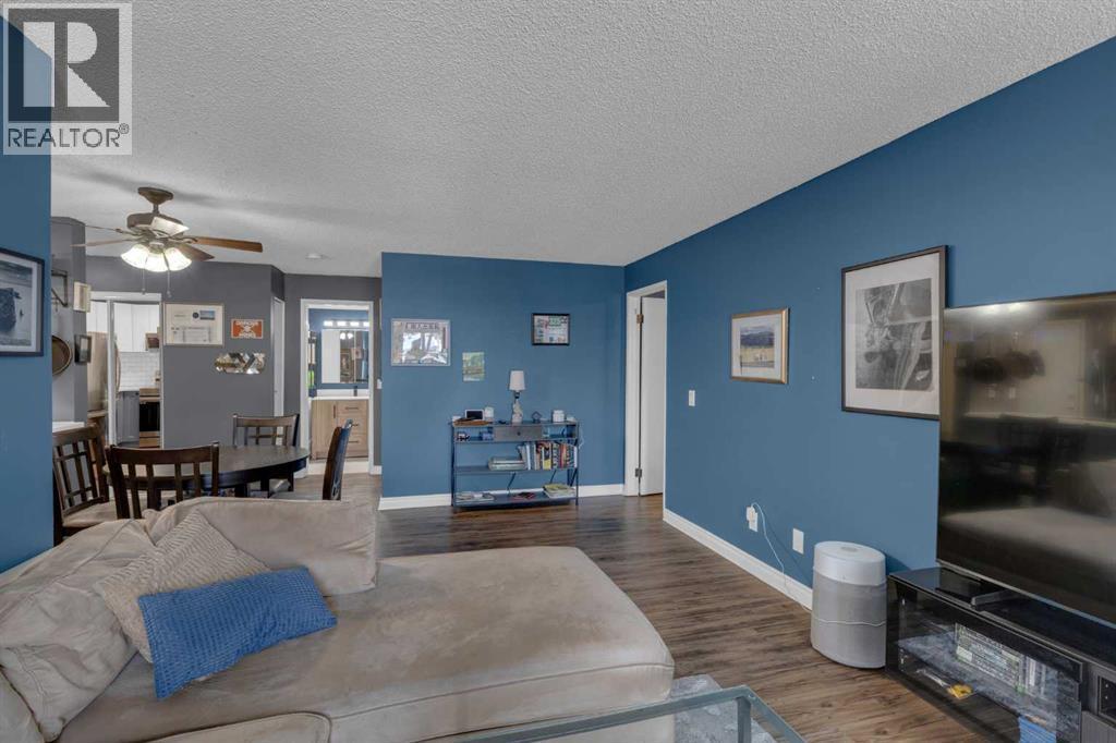 202, 1915 26 Street Sw, Calgary, AB - Indoor Photo Showing Living Room