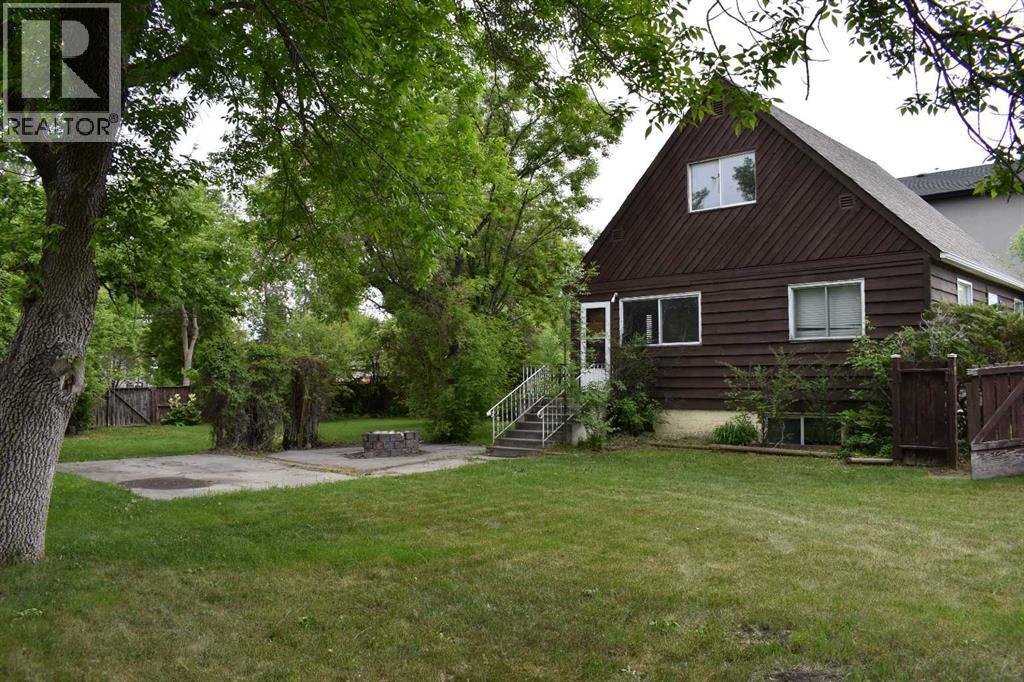 7616 34 Avenue Nw, Calgary, AB - Outdoor