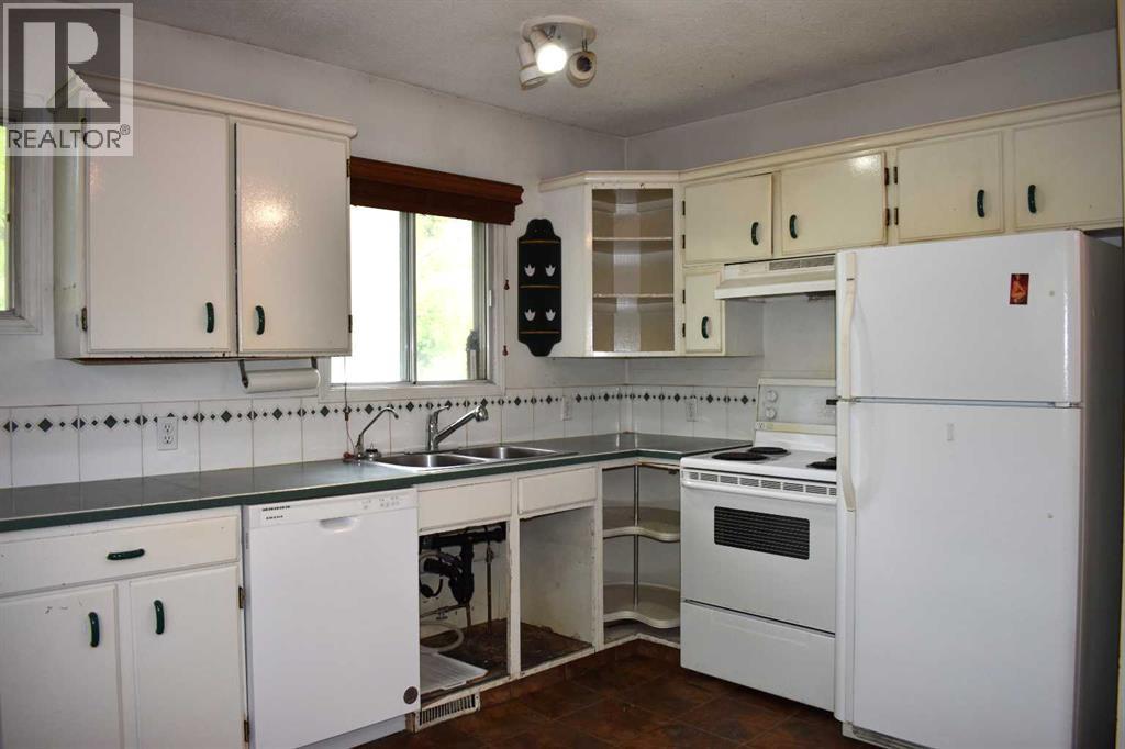 7616 34 Avenue Nw, Calgary, AB - Indoor Photo Showing Kitchen With Double Sink