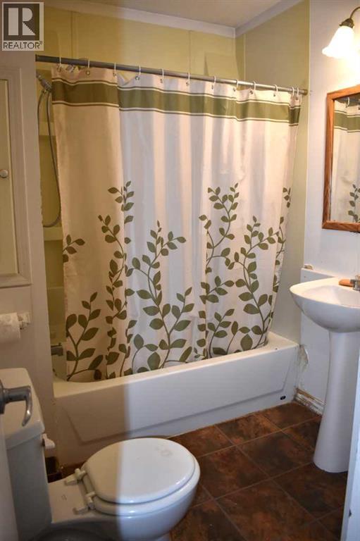 7616 34 Avenue Nw, Calgary, AB - Indoor Photo Showing Bathroom