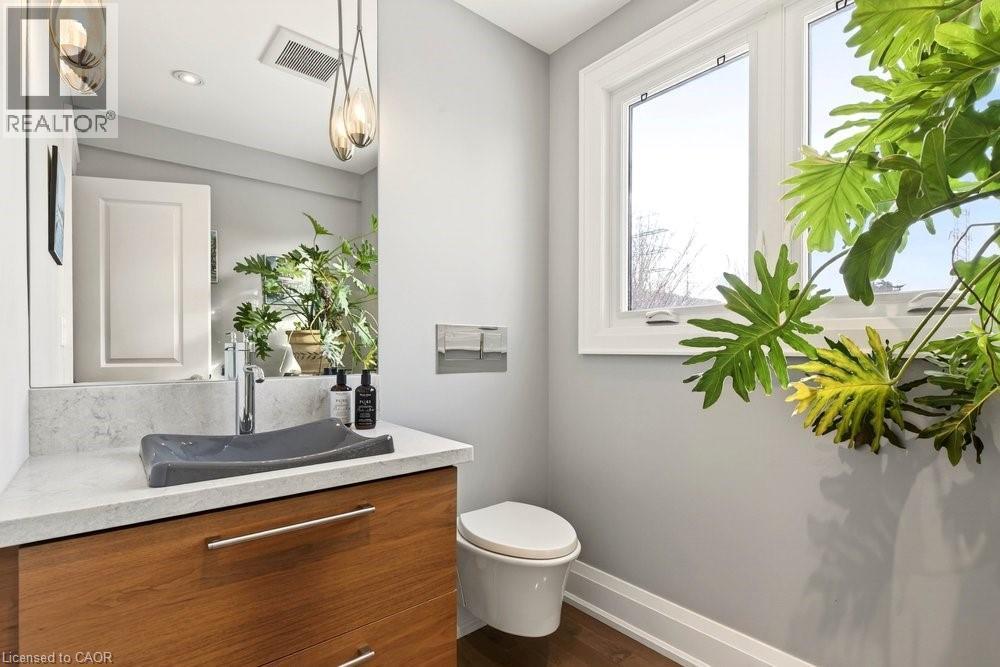 158 Ewen Road, Hamilton, ON - Indoor Photo Showing Bathroom