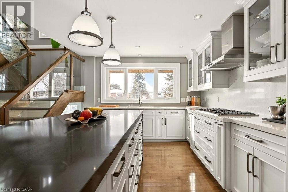 158 Ewen Road, Hamilton, ON - Indoor Photo Showing Kitchen With Upgraded Kitchen