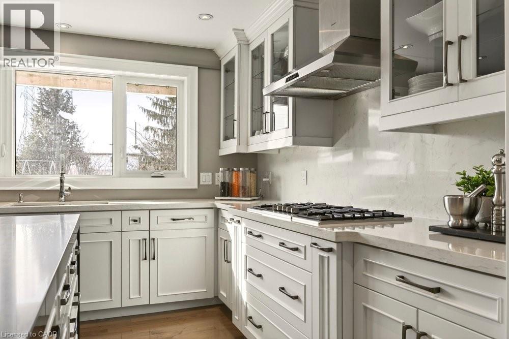 158 Ewen Road, Hamilton, ON - Indoor Photo Showing Kitchen With Upgraded Kitchen