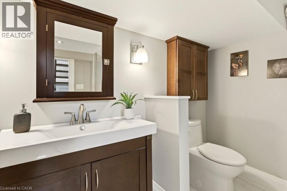 158 Ewen Road, Hamilton, ON - Indoor Photo Showing Bathroom
