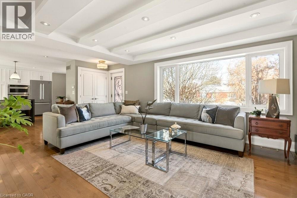 158 Ewen Road, Hamilton, ON - Indoor Photo Showing Living Room