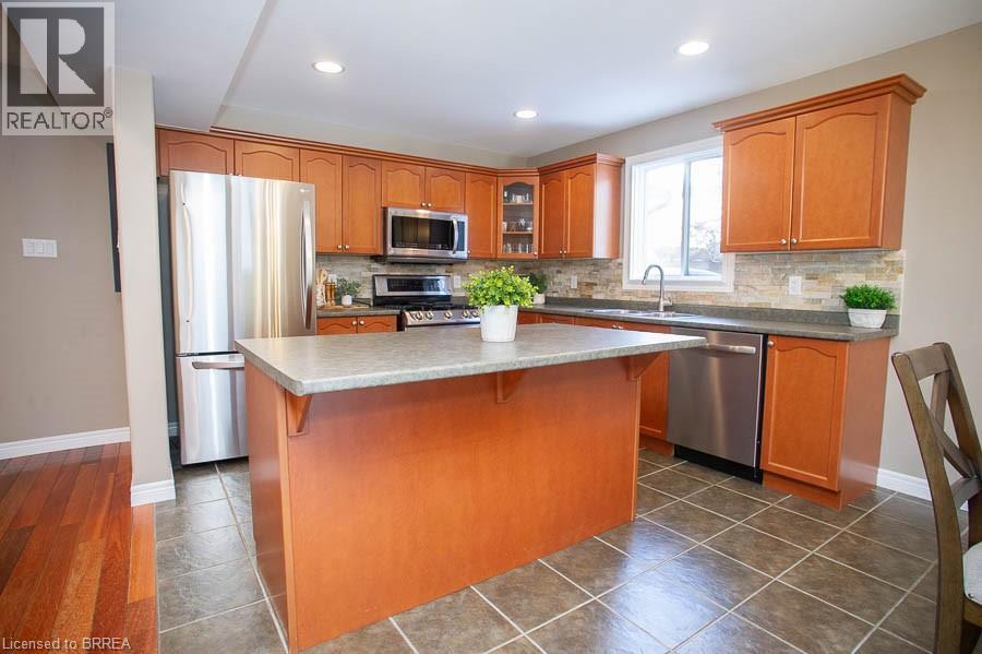 18 Gaal Court, Brantford, ON - Indoor Photo Showing Kitchen With Stainless Steel Kitchen With Double Sink