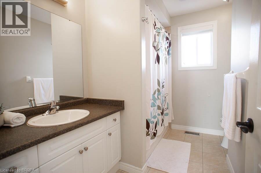 18 Gaal Court, Brantford, ON - Indoor Photo Showing Bathroom