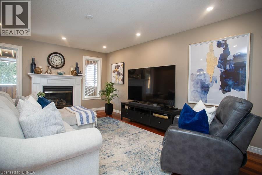 18 Gaal Court, Brantford, ON - Indoor Photo Showing Living Room With Fireplace