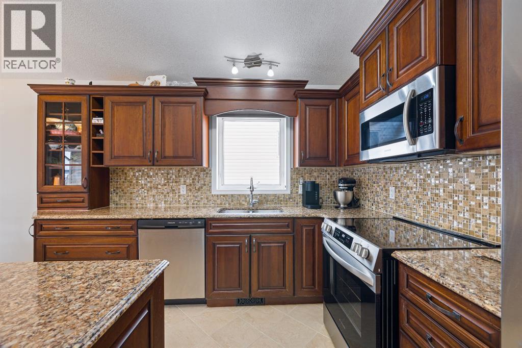 3904 63 Avenue, Lloydminster, AB - Indoor Photo Showing Kitchen With Double Sink